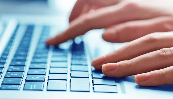 Hands typing on laptop keypad — Stock Photo, Image