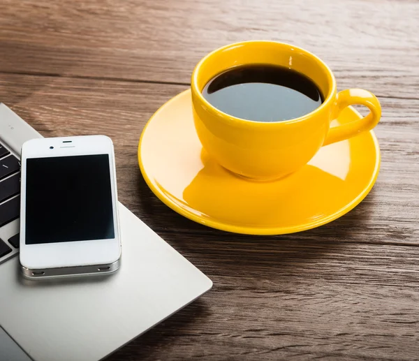 Ordinateur portable, smartphone et tasse à café — Photo