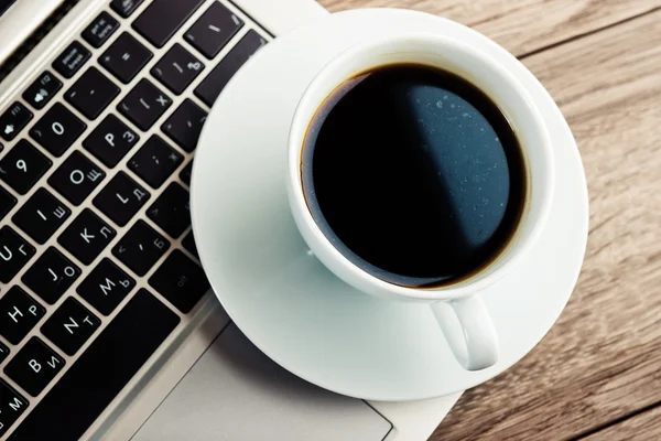 Tazza di caffè e laptop — Foto Stock