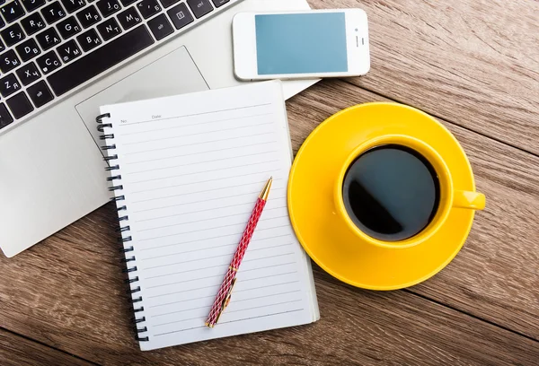 Koffiekopje met laptop en mobiele — Stockfoto