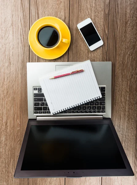 Kaffeetasse mit Laptop und Handy — Stockfoto