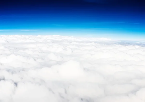 Nad białymi chmurami — Zdjęcie stockowe