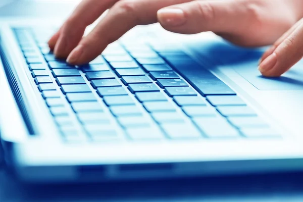 Manos escribiendo en el teclado del ordenador portátil — Foto de Stock