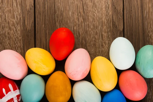 Huevos de Pascua en mesa —  Fotos de Stock