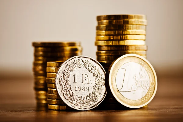 Moneda de un euro y franco suizo — Foto de Stock