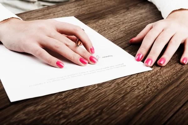 Businesswoman signing contract — Stok fotoğraf