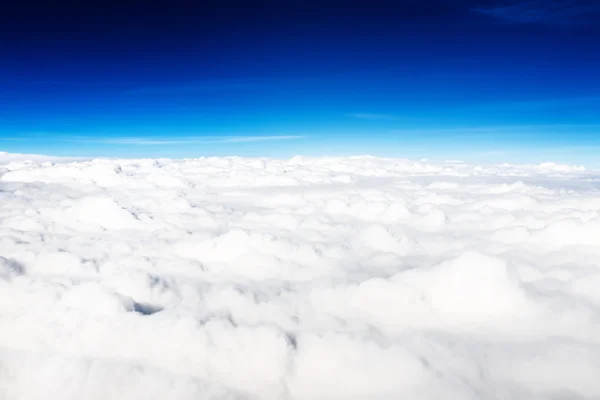 Au-dessus des nuages blancs — Photo