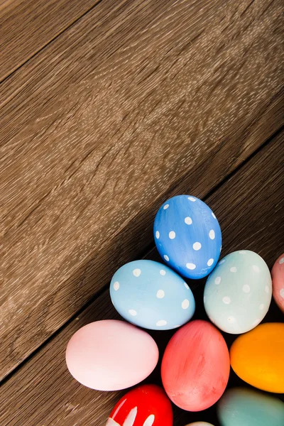 Huevos de Pascua en mesa —  Fotos de Stock