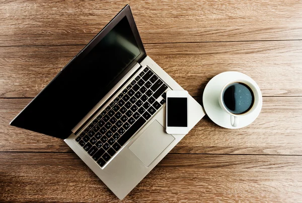 Laptop, smartphone en koffie beker — Stockfoto