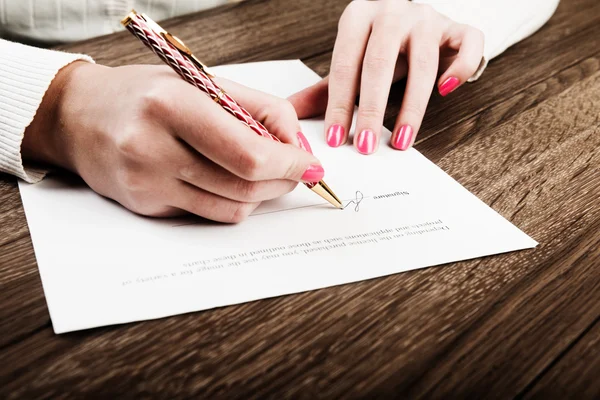 Businesswoman signing contract — Stockfoto