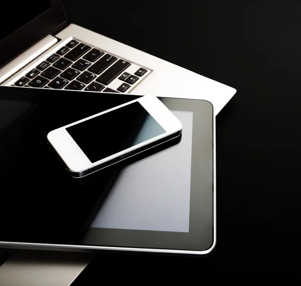 Keyboard with phone and tablet pc — Stock Photo, Image