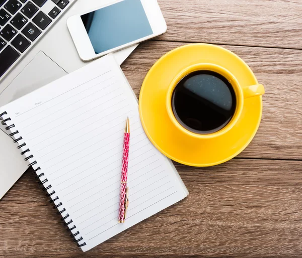 Kaffeetasse mit Laptop und Handy — Stockfoto