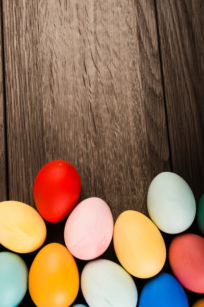 Пасхальные яйца на столе — стоковое фото