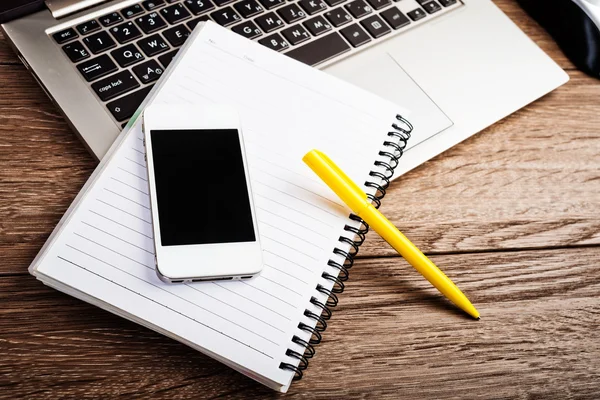 Notebook, smartphone móvel e caneta — Fotografia de Stock