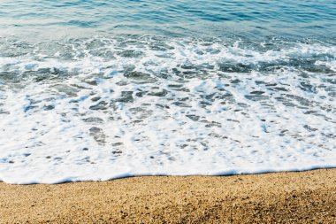 Sahilde deniz dalgası