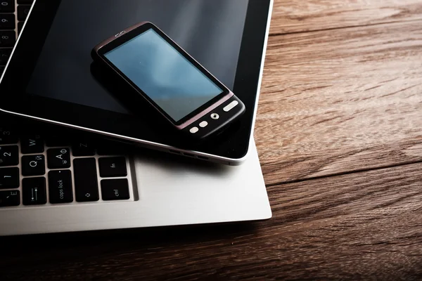 Telefon und Tablet-PC auf dem Schreibtisch — Stockfoto