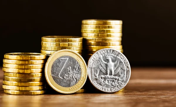 Euro coin and us quarter dollar — Stock Photo, Image