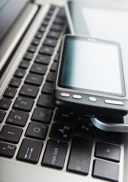 Telefon och tablet pc på skrivbordet — Stockfoto