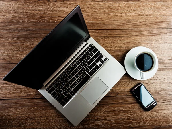 Рабочий стол с компьютером, кофе, смартфоном — стоковое фото