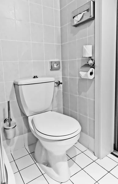 Cuvette de toilette dans salle de bains — Photo