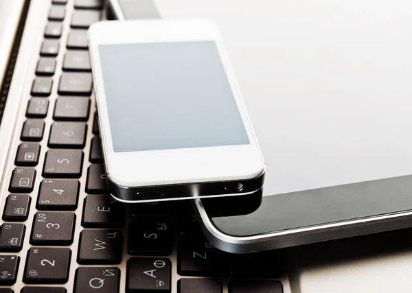 Telefon und Tablet-PC auf dem Schreibtisch — Stockfoto