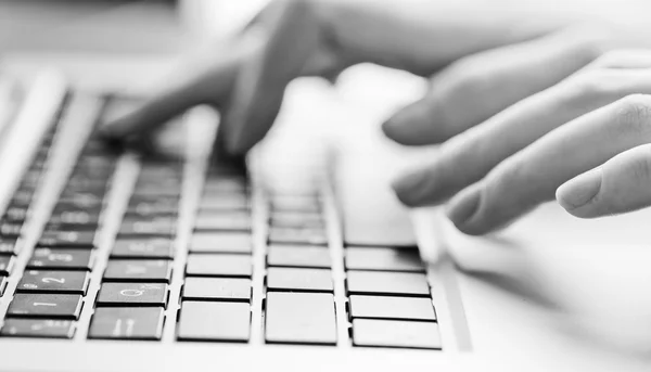 Mains féminines sur le clavier — Photo