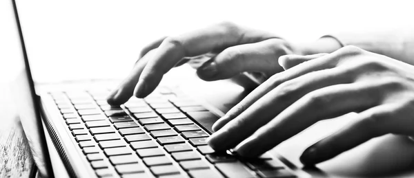 Hands working on laptop — Stock Photo, Image