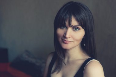 Genç esmer kadın..