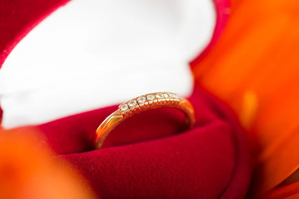 Kırmızı bir kutu içinde nişan yüzüğü — Stok fotoğraf