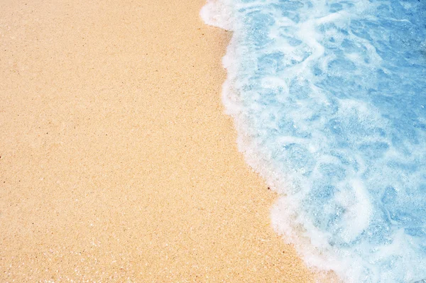 Волна на песчаном пляже — стоковое фото