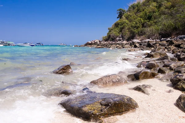 Beach with rocks in water — Stock Photo, Image