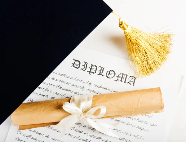Диплом и дипломная шляпа — стоковое фото