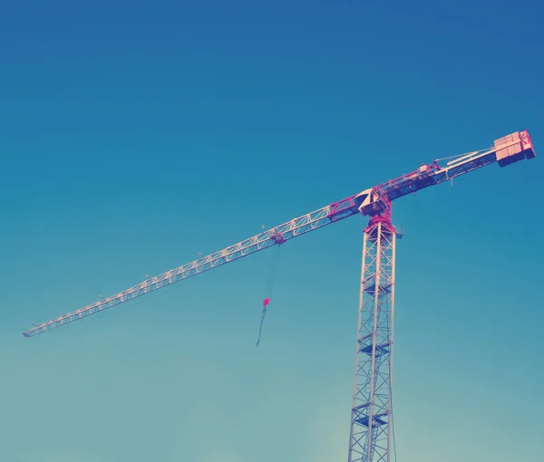 Gru da costruzione contro il cielo blu — Foto Stock