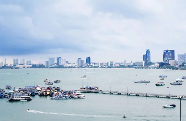 Praia de Pattaya e cidade de Pattaya — Fotografia de Stock