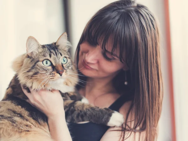 Esmer kız ve onu kedi — Stok fotoğraf