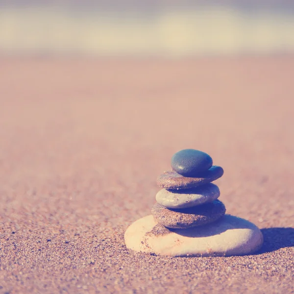 Piedras apiladas en la playa —  Fotos de Stock