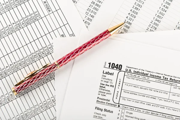 Aangifte inkomstenbelasting met pen en rekenmachine — Stockfoto