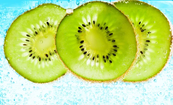 Sliced kiwi with bubbles — Stock Photo, Image