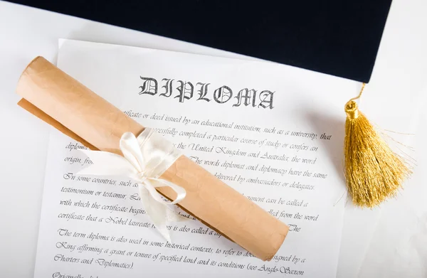 Um diploma e um chapéu de graduação — Fotografia de Stock