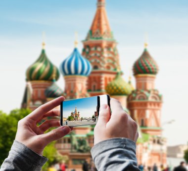 Fotoğraf çeken bir turist.