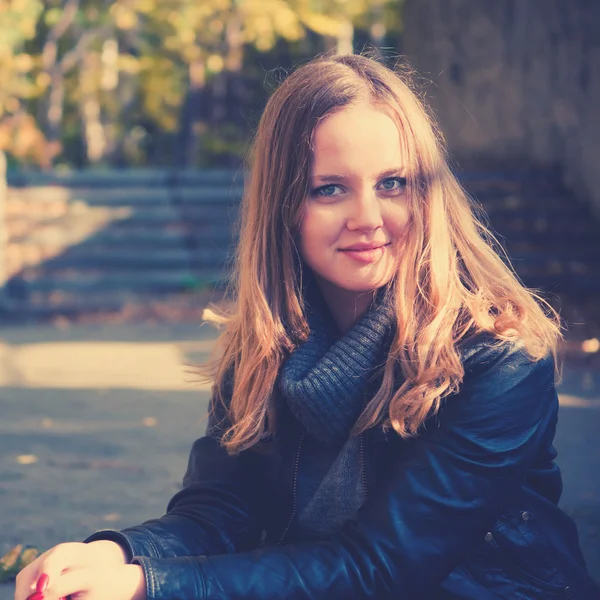 Young woman outdoors portrait — Stock Photo, Image