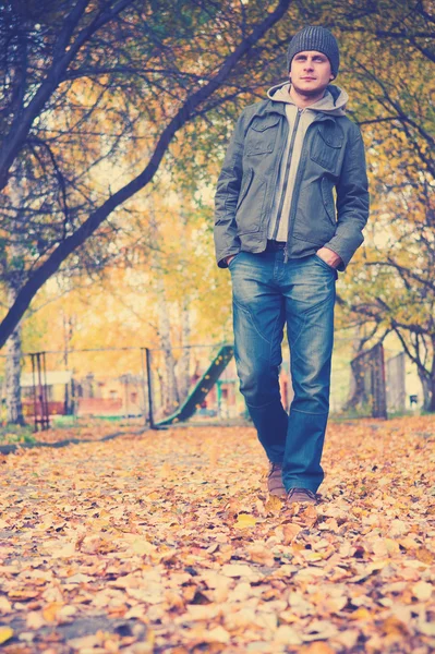 秋の公園で歩いて男 — ストック写真