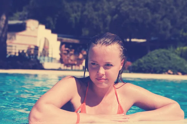 Woman at the Edge of a Swimming Pool — Stock Photo, Image