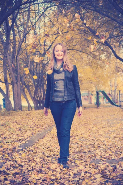 Vrouw lopen in een park. Herfst — Stockfoto