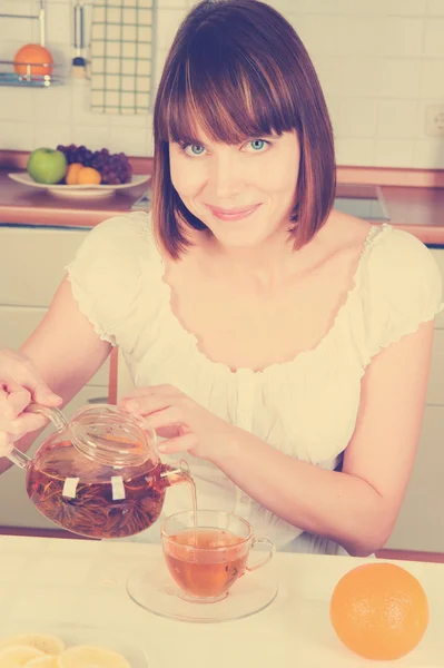Çay ile mutlu bir kadın — Stok fotoğraf
