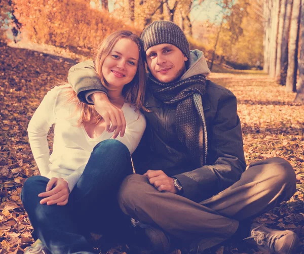 Gelukkig stel buiten — Stockfoto