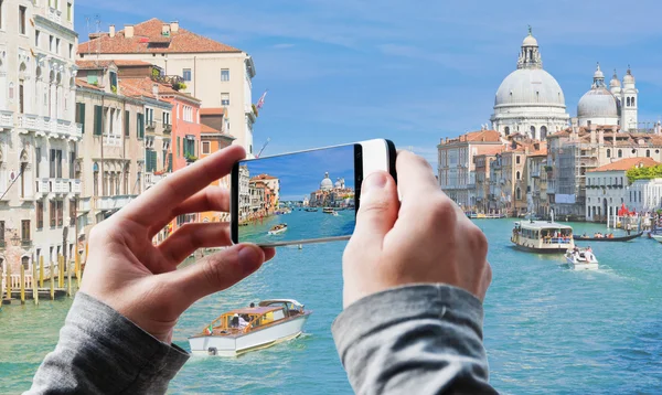 Tourist taking a picture — Stock Photo, Image