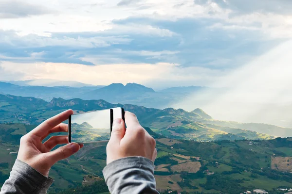 Turista tomando una foto de colinas en San Marino —  Fotos de Stock