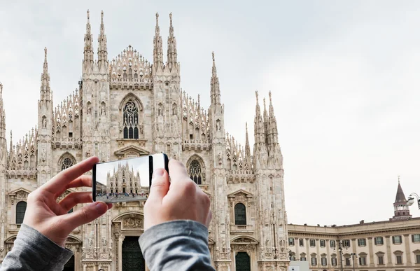 Turista tirar uma foto — Fotografia de Stock