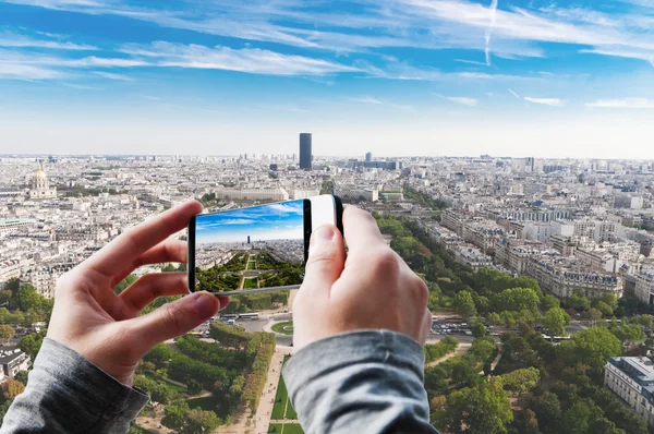 Tourist taking a picture of of Paris. — Stock Photo, Image